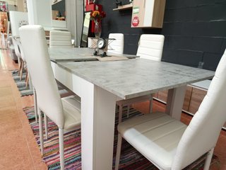 Mesa extensible y 6 sillas polipiel