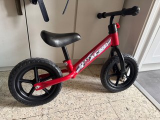 Bicicleta de equilibrio roja