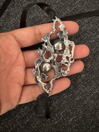 Colgante Brutalista Gótico Latón Negro/Plata