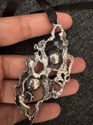 Colgante Brutalista Gótico Latón Negro/Plata
