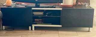 Mesa TV negra con almacenaje