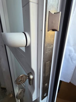 Puerta y ventana aluminio blanco
