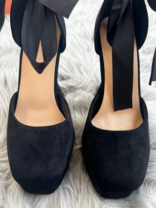 Zapatos de tacón negros con lazo