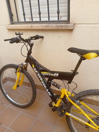 Bicicleta de montaña negra y amarilla