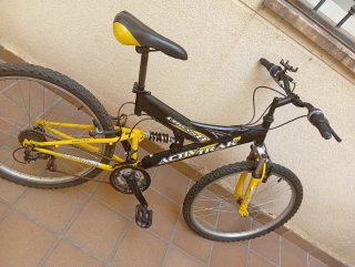 Bicicleta de montaña negra y amarilla