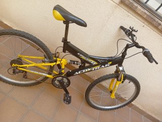 Bicicleta de montaña negra y amarilla