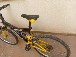 Bicicleta de montaña negra y amarilla