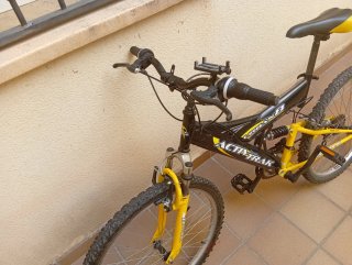 Bicicleta de montaña negra y amarilla