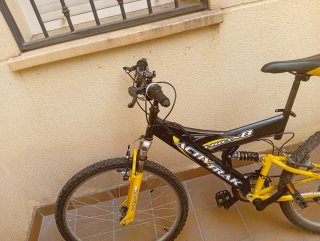 Bicicleta de montaña negra y amarilla
