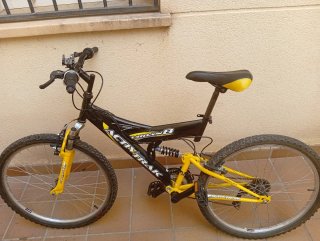 Bicicleta de montaña negra y amarilla