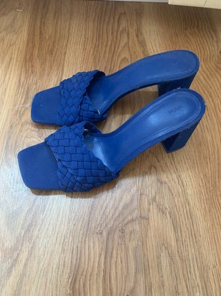 Sandalias azules de tacón con trenzado