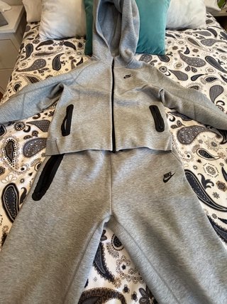 Conjunto Nike Tech Gris