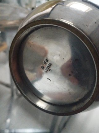 Tetera inglesa de metal plateado. Con punzón