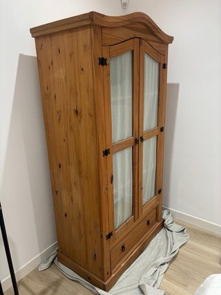 Armario madera maciza con puertas de cristal