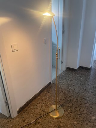 Lámpara de pie dorada vintage
