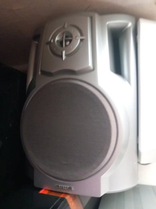 Equipo Aiwa con altavoces