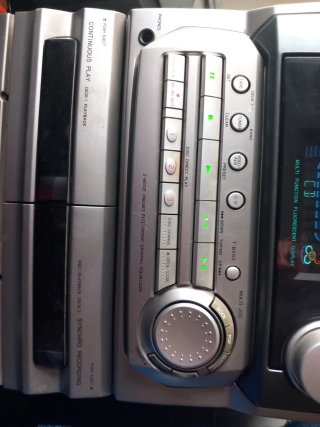 Equipo Aiwa con altavoces