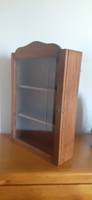 Pequeña vitrina de madera con cristal