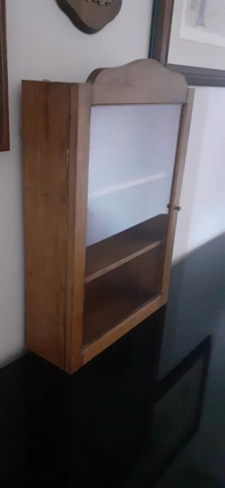 Pequeña vitrina de madera con cristal