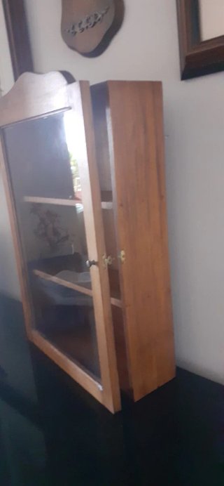 Pequeña vitrina de madera con cristal