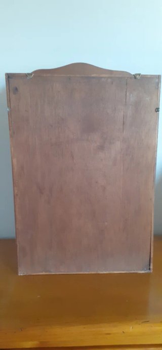 Pequeña vitrina de madera con cristal