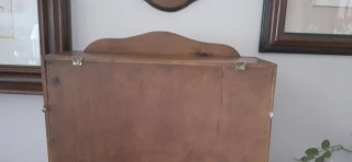 Pequeña vitrina de madera con cristal