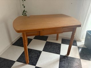 Mesa de comedor de madera