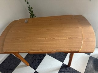 Mesa de comedor de madera