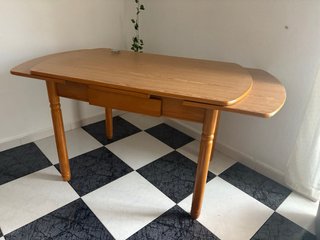 Mesa de comedor de madera