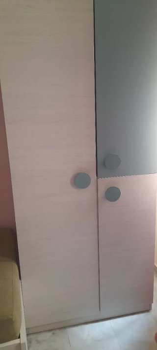 Habitación juvenil con cama nido y armario
