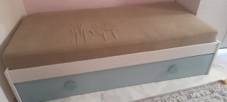 Habitación juvenil con cama nido y armario