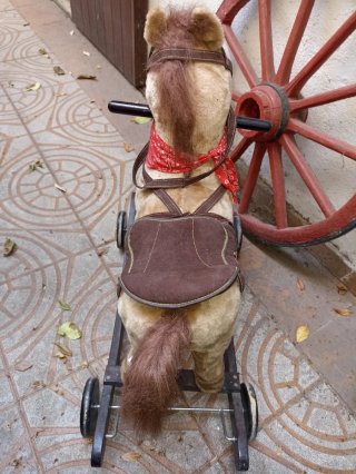 Caballo balancín con ruedas