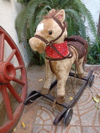 Caballo balancín con ruedas