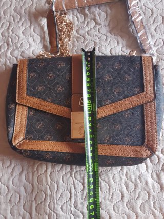 Bolso de hombro marrón y dorado