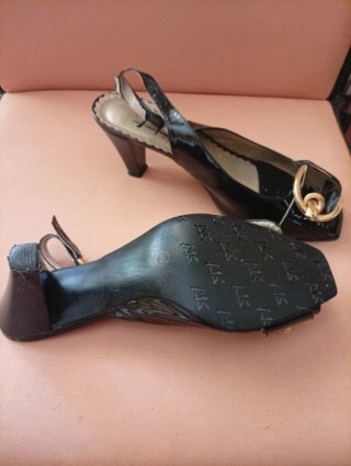 Sandalias charol negras N.40 hebilla dorada