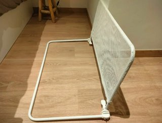 Barrera de seguridad para cama blanca