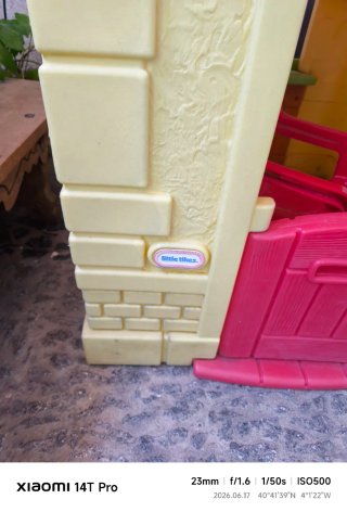 Casa infantil Little Tikes y 2 sillitas