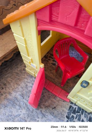 Casa infantil Little Tikes y 2 sillitas