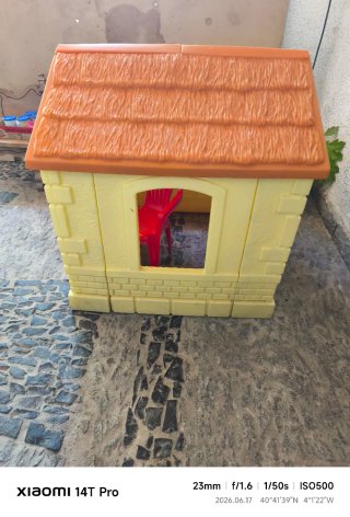 Casa infantil Little Tikes y 2 sillitas