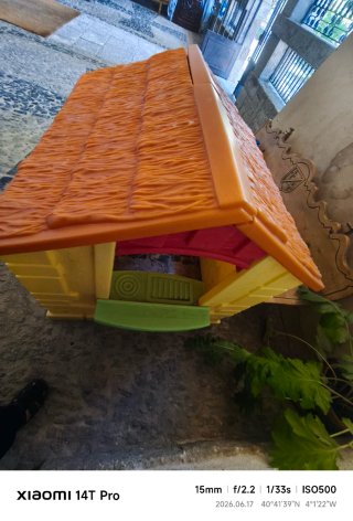 Casa infantil Little Tikes y 2 sillitas