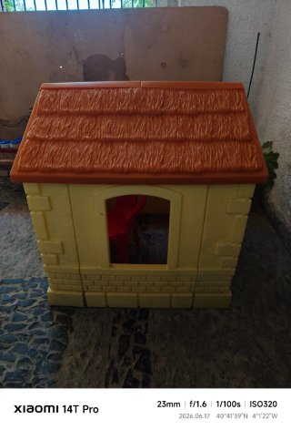 Casa infantil Little Tikes y 2 sillitas