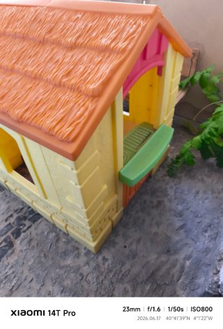 Casa infantil Little Tikes y 2 sillitas