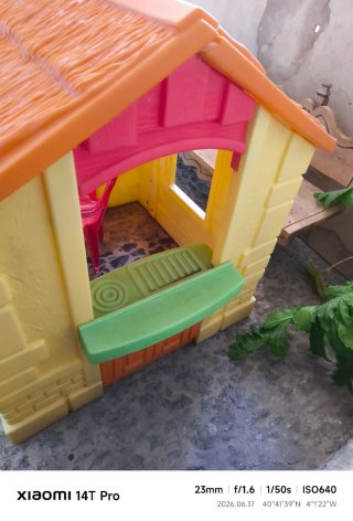 Casa infantil Little Tikes y 2 sillitas