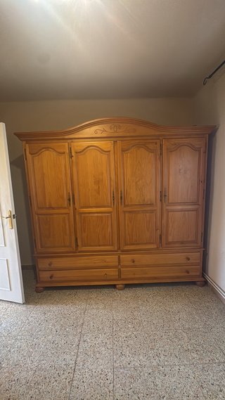 Armario de madera maciza