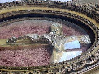 Gran cuadro con crucifijo siglo XIX