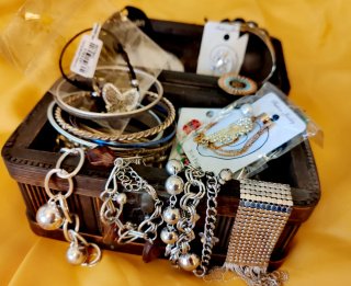 Cofre Joyería 41 Piezas: Pulseras y Pendientes