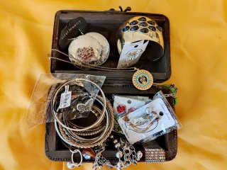 Cofre Joyería 41 Piezas: Pulseras y Pendientes