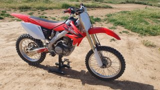 Honda CRF 250R Motocross Roja y Blanca