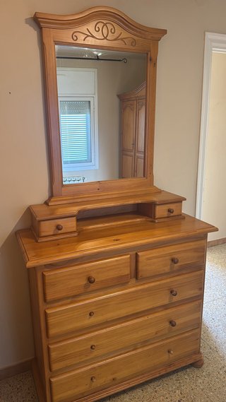 Cajonera de madera con espejo