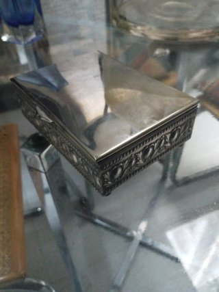 Caja antigua decorada